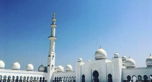 Grande Moschea di Abu Dhabi in un giorno