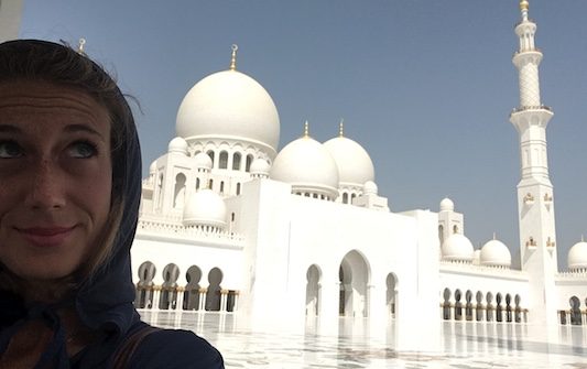 io e la Grande Moschea di Abu Dhabi durante il mio viaggio negli Emirati Arabi Uniti