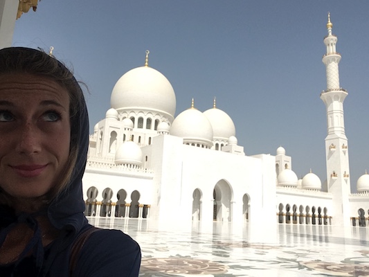 io e la Grande Moschea di Abu Dhabi durante il mio viaggio negli Emirati Arabi Uniti