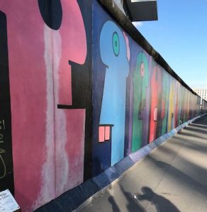 Teste di Thierry Noir all'East Side Gallery