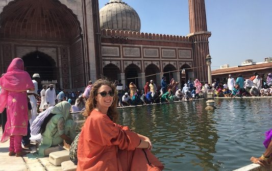 Indossando una veste arancione alla Jama Masjid a Delhi in 2 giorni
