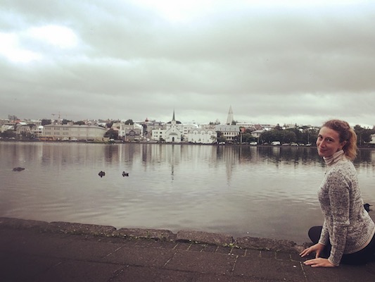 Io al lago Tjornin mentre visito Reykjavik in Un Giorno