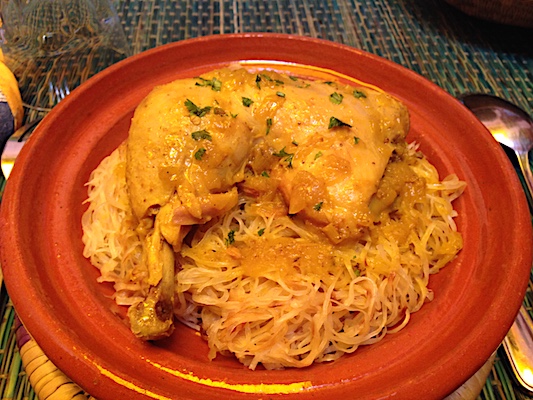 Il tajine di pollo su un piatto di noodles del ristorante Le Ziryab di Rabat