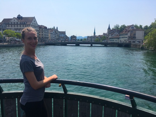 Cosa vedere a Zurigo: su un ponte osservando il panorama di Zurigo e il lago