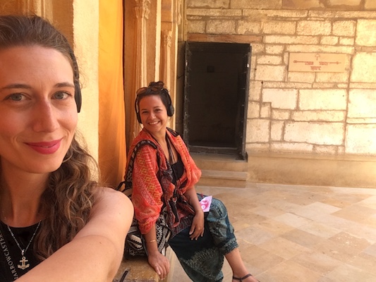 Noi con le audioguide nel Palazzo Reale di Jaisalmer
