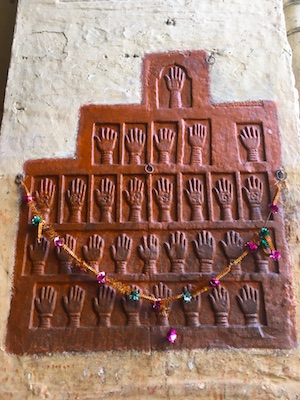 Impronte delle mani delle mogli del Maharaja Man Singh poco prima di praticare la Sati
