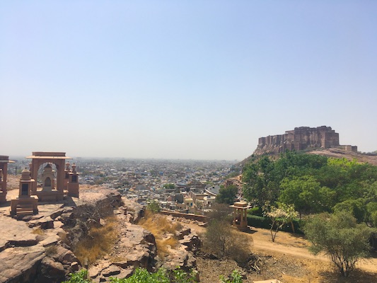 Vista sul Forte Mehrangarh dal Mausoleo Jaswant Thada