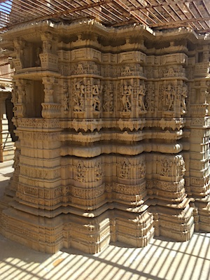 Decorazioni delle colonne dei templi Giainisti di Jaisalmer