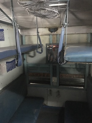Pessime condizioni del vagone del viaggio notturno in treno da Jaisalmer a Jodhpur in India