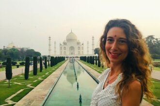 Primo piano con il Taj Mahal ad Agra, città dove si trova una delle Sette Meraviglie del Mondo