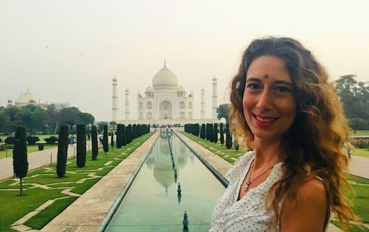 Primo piano con il Taj Mahal ad Agra, città dove si trova una delle Sette Meraviglie del Mondo