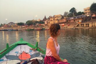 Ghat dalla barca, una delle cose da vedere a Varanasi