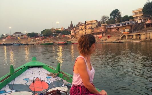 Ghat dalla barca, una delle cose da vedere a Varanasi