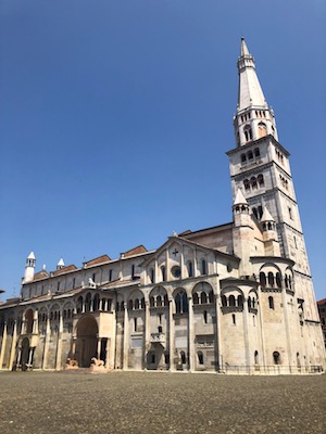 Il Duomo e la Torre Ghirlandina a Piazza Grande a Modena