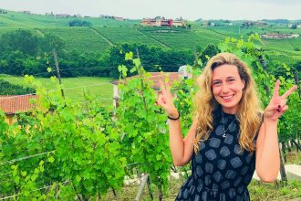 Between the vineyard of Langhe in Barolo, one stop of our food and wine tour of Italy