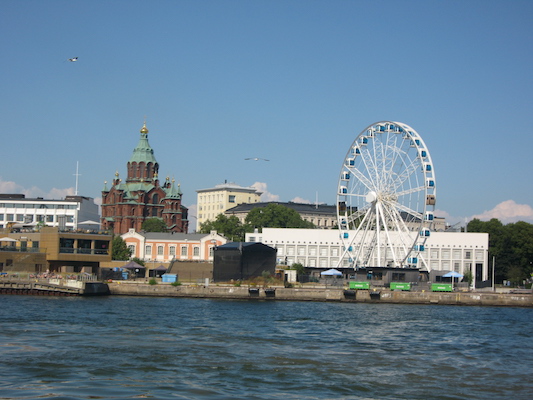 Ruota Panoramica SkyWheel di Helsinki sul mare accanto alla Cattedrale Uspenski